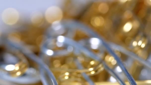 Conjunto Muitos Pinos Prata Broche Metal Dourado Empilhados Mesa Foco — Vídeo de Stock