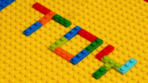 Farbige Spielzeugsteine Mit Toy Bunten Buchstaben Auf Gelbem Hintergrund Lernspielzeug — Stockvideo