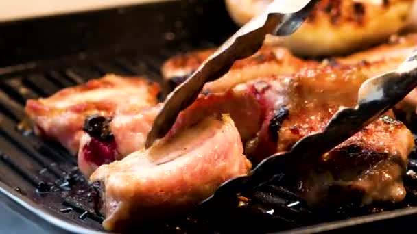 Close Hand Holding Tongs Roasting Pork Ribs Cut Small Pieces — Stok Video