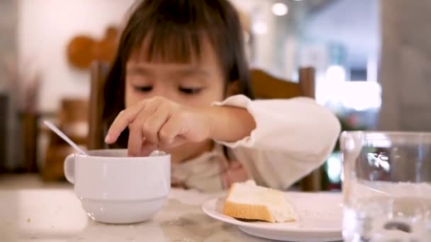 Menina Bonito Comer Pão Saboroso Com Geléia Cozinha Pela Manhã — Vídeo de Stock
