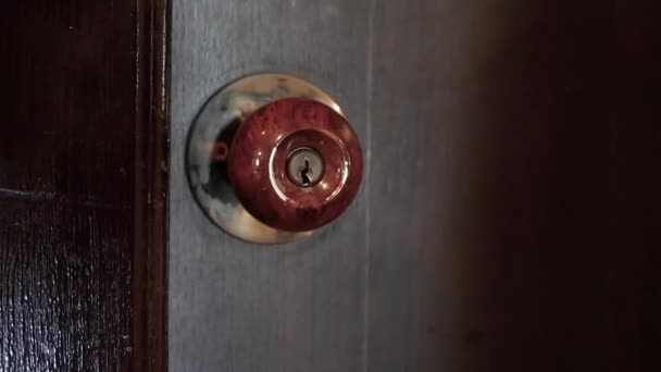 一名妇女用钥匙锁门打开酒店房间的门 走进房间时 门关上了 — 图库视频影像