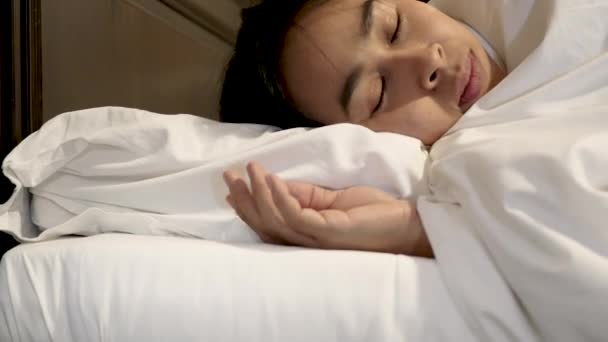 Азійка Втомилася Спати Ліжку Вимкнути Лампу Вночі — стокове відео