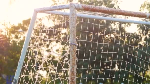 Ancien Football Équipement Sport Avec Soleil Sur Terrain — Video