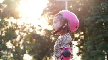 Küçük kız yaz bahçesinde birlikte aktiviteler yaparken annesine kızdı..