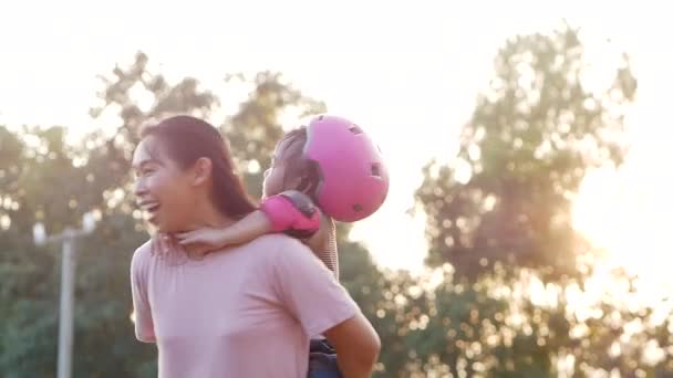 Een Schattige Kleine Dochter Een Piggy Back Ride Met Haar — Stockvideo