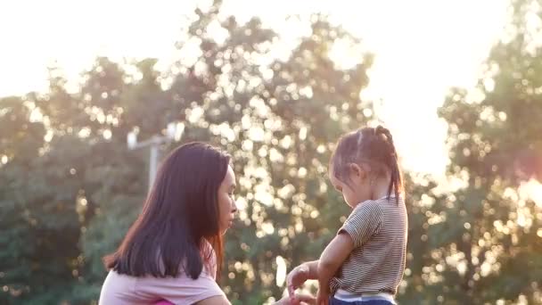 Jeune Mère Aide Fille Enlever Coudière Protectrice Après Avoir Appris — Video