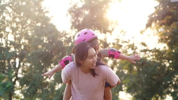 Una Linda Hija Pequeña Paseo Cerdito Con Madre Parque Verano — Vídeos de Stock