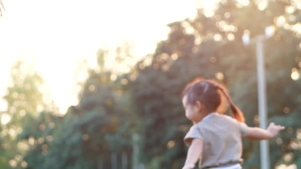 Šťastná Matka Její Dcery Hrají Smějí Trávníku Letním Parku Rodina — Stock video