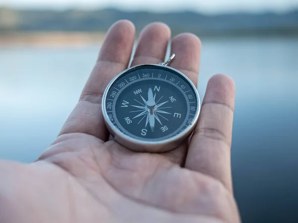 Ręcznie Trzymać Kompas Nad Tłem Natury Podróż — Zdjęcie stockowe
