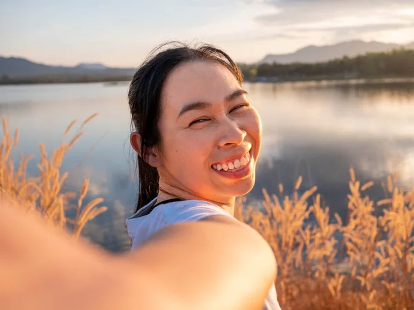 아름다운 아시아인 여인이 웃으며 석양을 바라보고 — 스톡 사진