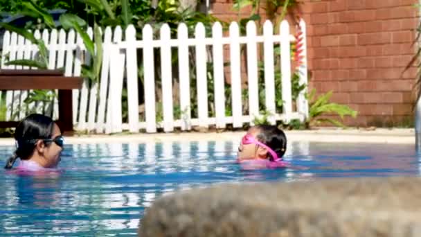 Niña Feliz Aprender Nadar Piscina Con Madre Día Caluroso Verano — Vídeos de Stock