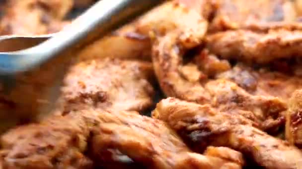 Yakın Plan Çekimde Elinde Maşayla Kızarmış Tavuk Var Piknik Sobasının — Stok video