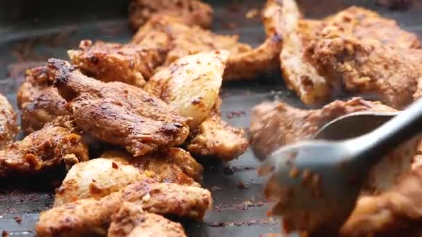 Primer Plano Mano Sosteniendo Unas Pinzas Pollo Asado Cortado Trozos — Vídeos de Stock