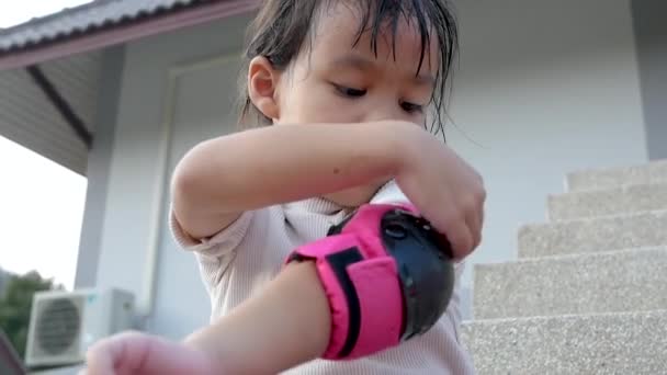 Klein Meisje Moe Van Het Rolschaatsen Zat Vloer Verwijderde Beschermende — Stockvideo