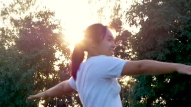 Parkta egzersiz yapan güzel bir genç kadının portresi. Sağlıklı genç bir kadın dışarıda ısınıyor..