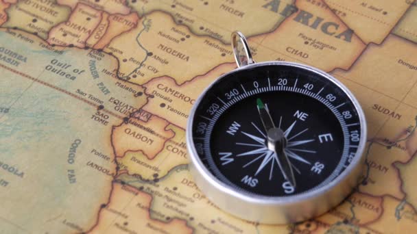 Zbliżenie Ujęcia Wirującego Kompasu Rocznika Starożytnej Mapie Koncepcje Podróży Instrument — Wideo stockowe