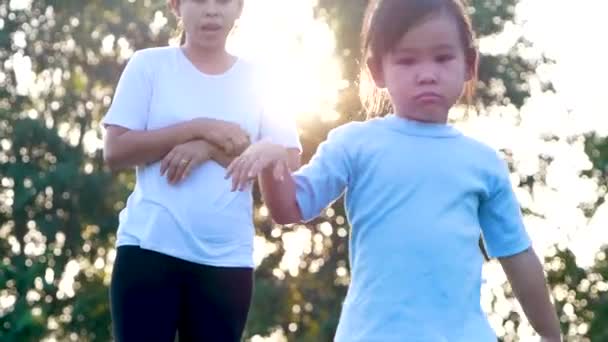 Niña Enojó Con Madre Mientras Hacían Actividades Aire Libre Juntos — Vídeos de Stock