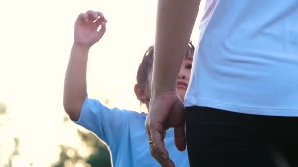 Plakala Malá Dcera Chce Aby Její Matka Nosila Venkovním Parku — Stock video