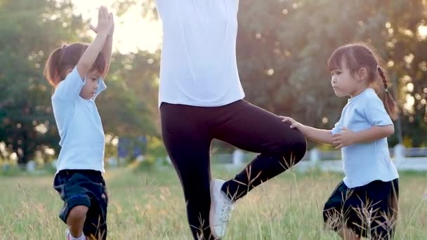 Familie Die Yoga Doet Twee Kleine Meisjes Moeder Die Een — Stockvideo