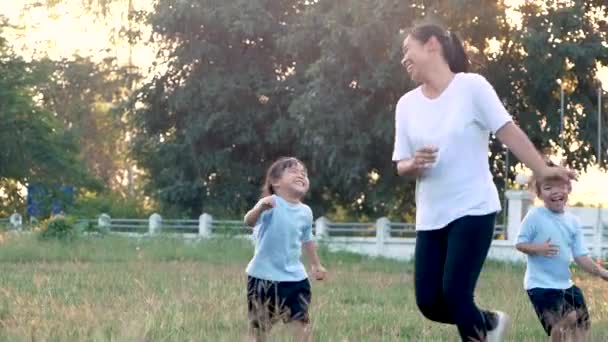 Dos Niñas Madre Haciendo Ejercicio Juntas Parque Verano Aire Libre — Vídeos de Stock