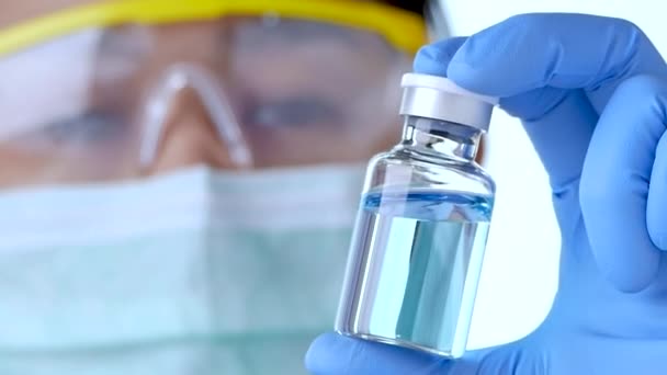 Рука Доктора Синих Перчатках Бутылкой Вакцины Больнице Здравоохранение Медицина — стоковое видео