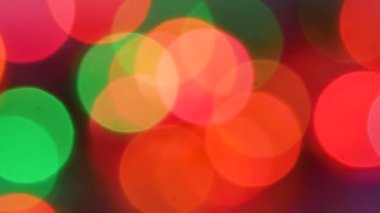 Gökkuşağı renkli Bokeh soyut arka plan. Soyut renkli çemberler koyu arkaplandaki noel ışıklarının dikkatini dağıttı.
