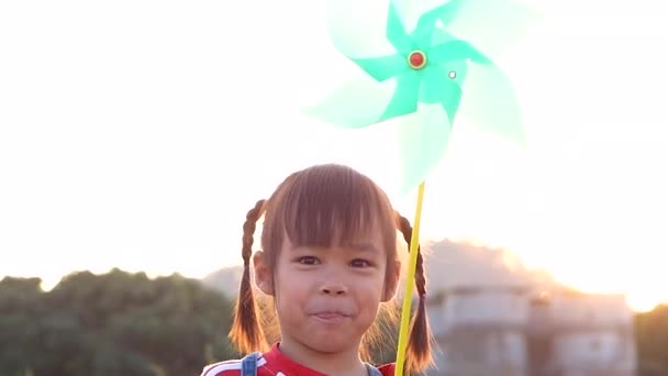 Счастливый Маленький Ребенок Играющий Ветряной Мельницей Поле Цветов Летних Каникулах — стоковое видео