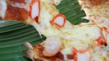 Sıcak erimiş peynirli ev yapımı pizza seçerken yakın plan çekimler geriliyor..