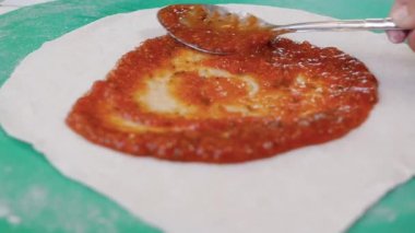 Küçük bir kızın pizza malzemesi, domates, sosis, yengeç çubuğu ve mozzarella peyniri ile pizza yaptığı yakın çekim. Ev yapımı pizza..