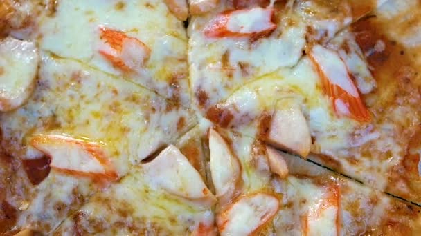 Close Shot Van Hand Plukken Zelfgemaakte Pizza Met Hete Gesmolten — Stockvideo