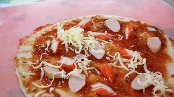 Primer Plano Una Niña Haciendo Pizza Con Ingredientes Pizza Tomates — Vídeo de stock