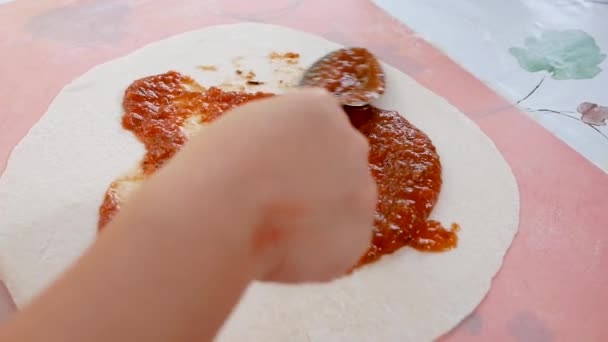 Крупним Планом Маленька Дівчинка Робить Піцу Інгредієнтами Піци Помідорами Ковбасою — стокове відео