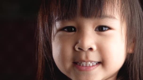 Nahaufnahme Porträt Des Niedlichen Kleinen Mädchens Das Verspielt Die Kamera — Stockvideo