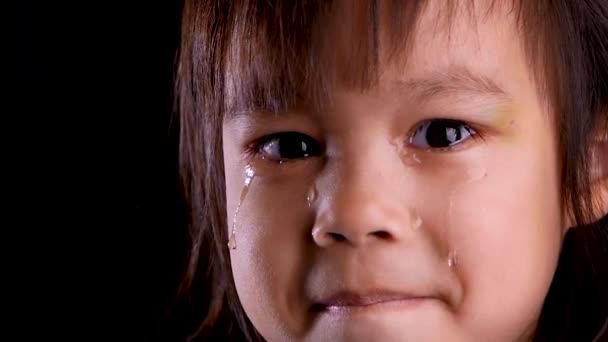 Gros Plan Portrait Petite Fille Triste Regardant Caméra Pleurant Avec — Video
