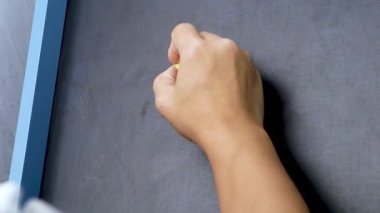 Tebeşir tutan ve tahtaya 