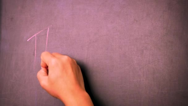 분필을 칠판에 합니다 여자의 모습을 클로즈업 — 비디오