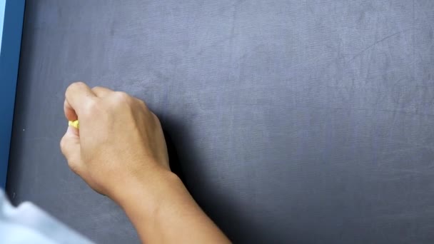 靠近一个拿着粉笔在黑板上写着 的女人 — 图库视频影像