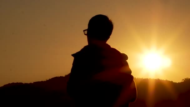 Bir Turistin Silueti Sabahın Erken Saatlerinde Dağın Tepesinde Güneşin Doğuşunun — Stok video