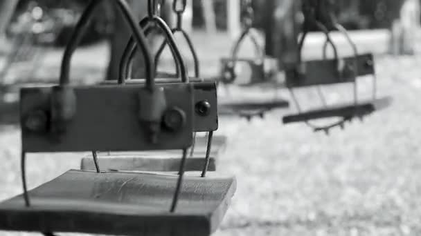 Lege Schommel Kinderspeelplaats Bewegend Door Wind Zomerdag Zwarte Witte Toon — Stockvideo