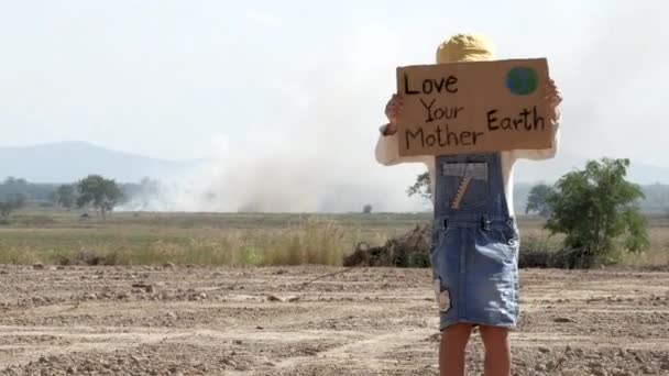 那个拿着 爱你的地球母亲 海报的小女孩展示了一个抗议当地空气污染的标志 世界环境日的概念 全球变暖 — 图库视频影像