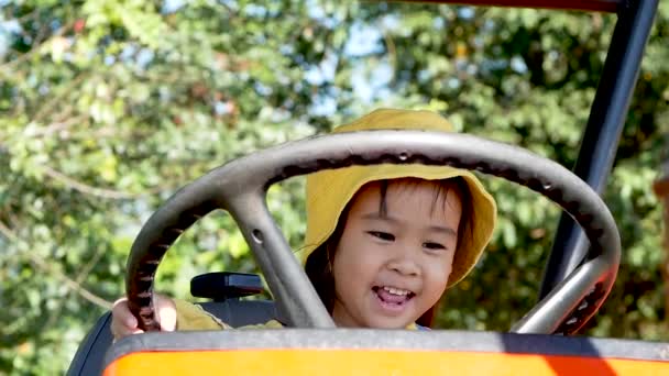 Aranyos Kislány Egy Traktorral Legnagyobb Mezőgazdasági Turizmus Középpontjában Fejlődés Fenntartható — Stock videók