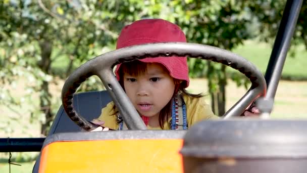 Schattig Klein Meisje Met Een Tractor Grootste Agrarische Toerisme Gericht — Stockvideo