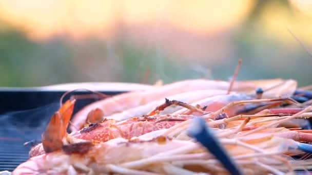 Крупним Планом Смажені Свіжі Креветки Пікніку Готують Сковороді Маслом Кемпінг — стокове відео