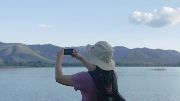 Νεαρή Τουρίστες Συνομιλούν Βίντεο Κλήσεις Smartphone Όμορφο Φόντο Λίμνη Ηλιοβασίλεμα — Αρχείο Βίντεο