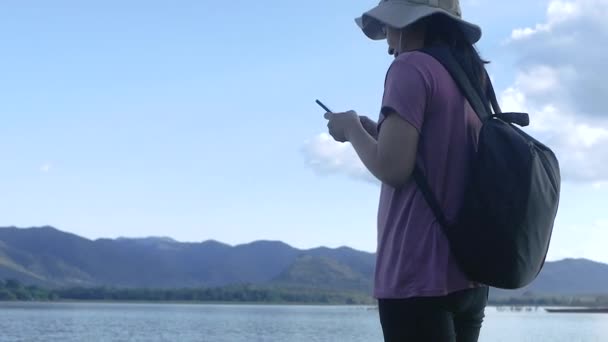 Unga Dam Turister Med Hjälp Smartphone Vacker Solnedgång Sjö Bakgrund — Stockvideo