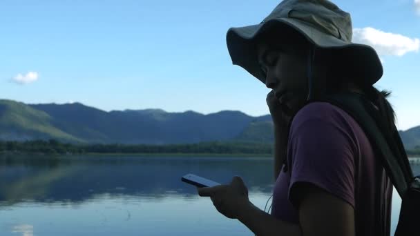 Unga Kvinnliga Turister Lyssnar Musik Med Smartphone Hörlurar Vacker Solnedgång — Stockvideo