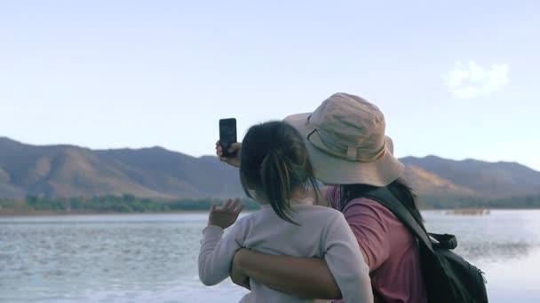 Familia Turista Asiática Madre Hija Usando Sus Teléfonos Inteligentes Para — Vídeos de Stock