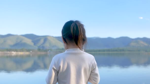 아름다운 주변에서 스마트폰으로 음악을 귀여운 — 비디오