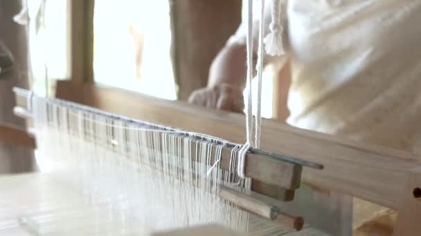 亚洲老妇人用手持式古色织机织造丝织物 真丝由蚕茧制成的真丝纺织品 泰国传统丝绸生产 — 图库视频影像