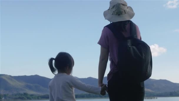 日没の山々や湖の美しい景色を楽しみながら アジアの観光客の家族 母親と娘 家族は休暇を一緒に過ごした — ストック動画